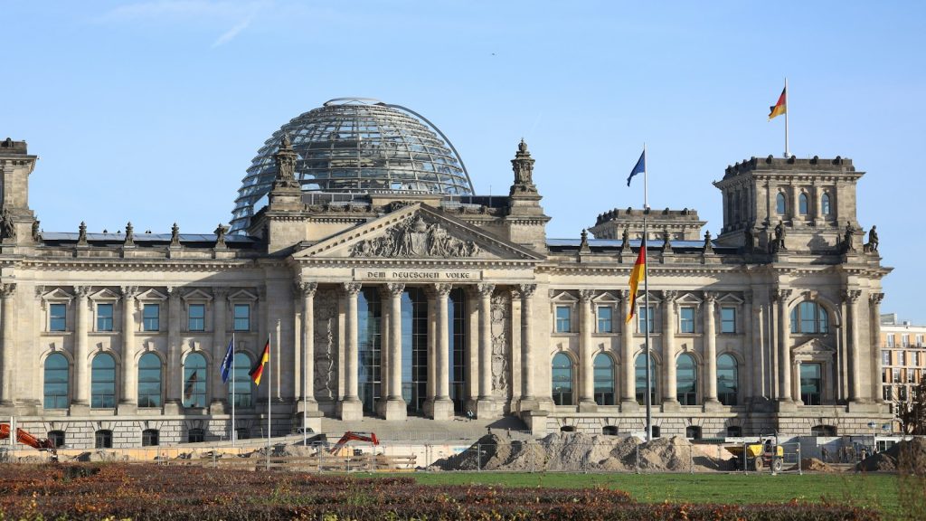 Reichstagsgebäude in Berlin mit Glaskuppel