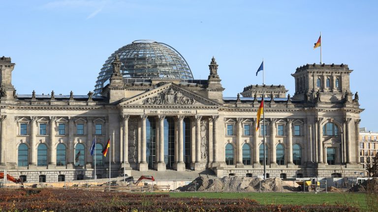 Reichstagsgebäude in Berlin mit Glaskuppel